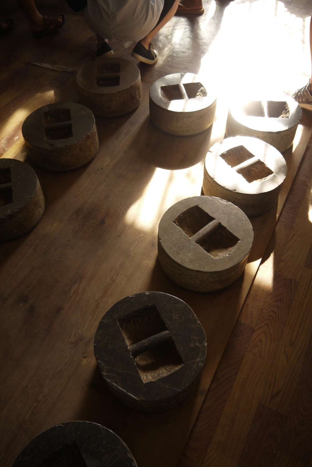 Compressing weight moulds