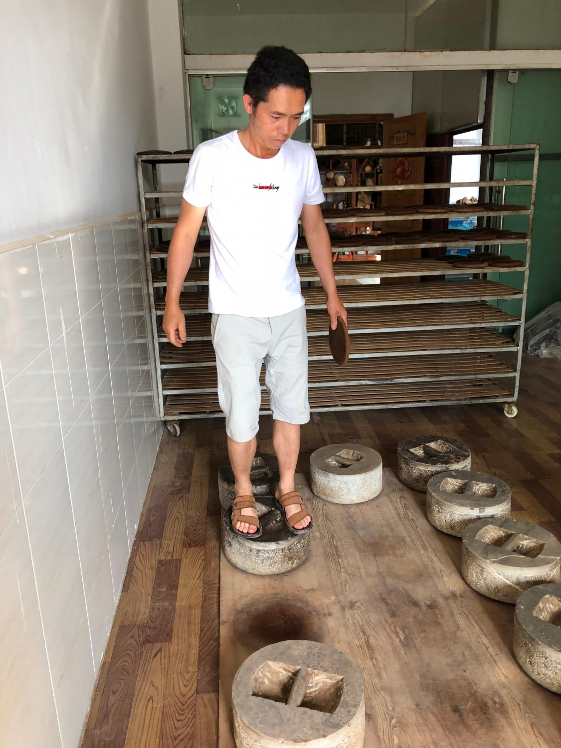 Compressing the yiwu pu'er bing into shape